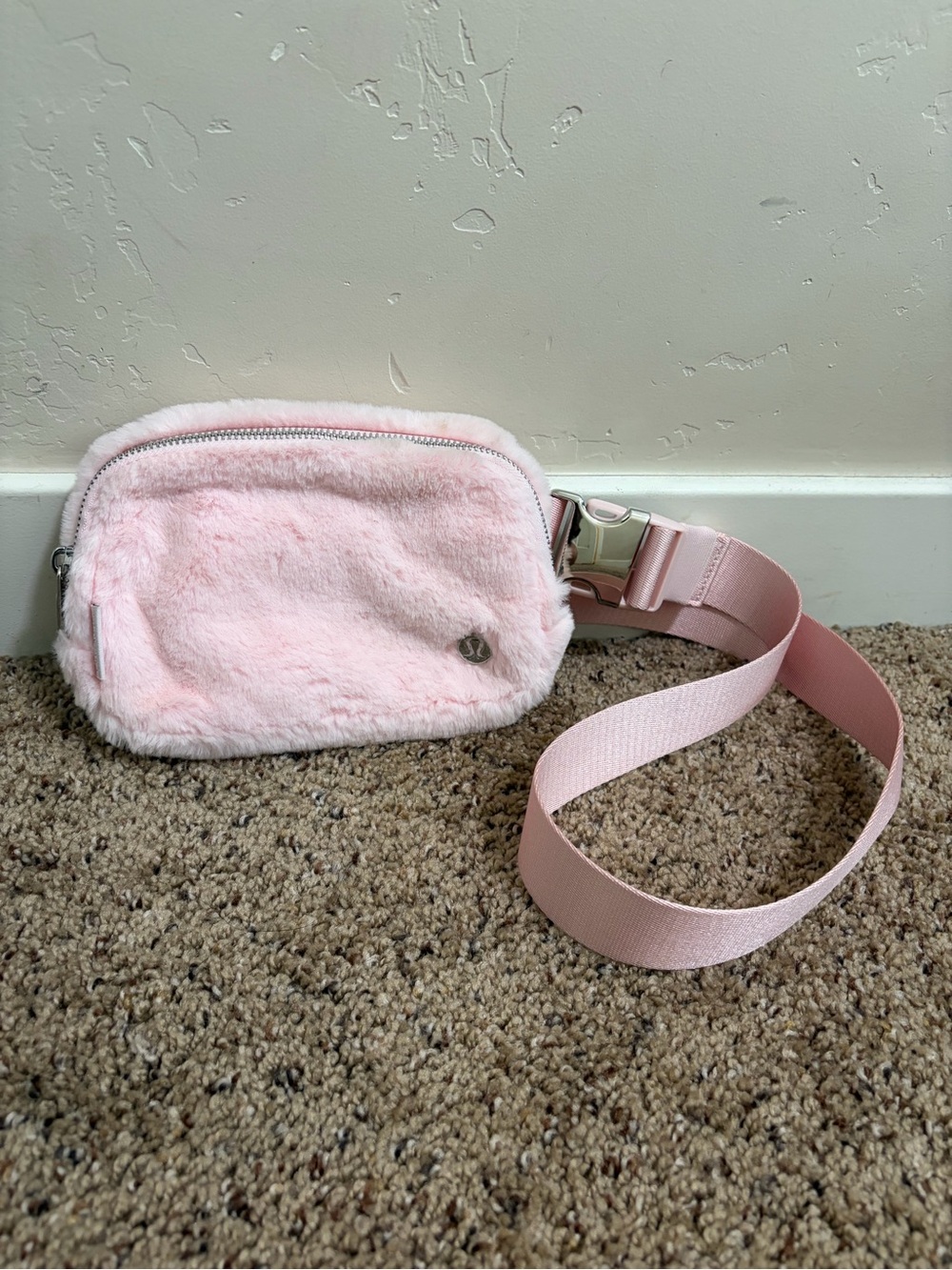 Lululemon Everywhere Belt bag 1L Plush fleece in Pink Mist / Gold